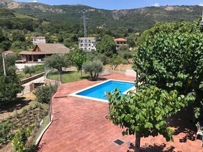 Zona residencial con piscina, casas y vegetación.