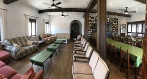 Télévision, cheminée, lecteur de DVD, baby-foot