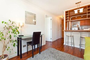 Appartement familial, Plusieurs lits | Aire de séjour | Téléviseur à écran plat