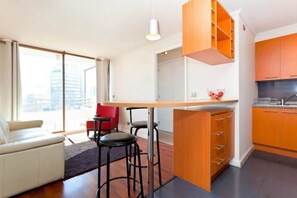 Apartamento, 1 quarto | Área de estar | TV de tela plana