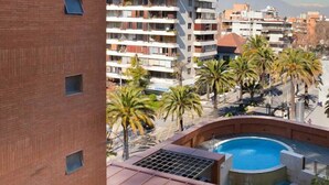 Una piscina al aire libre de temporada