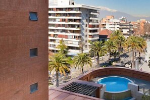 Una piscina al aire libre de temporada