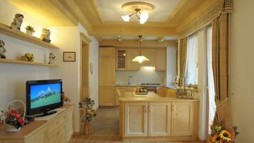 Apartment, 2 Bedrooms (1) | Private kitchen | Full-sized fridge, microwave, oven, stovetop