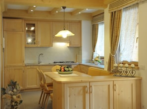 Appartement, 2 chambres (1) | Cuisine privée | Grand réfrigérateur, micro-ondes, four, plaque de cuisson