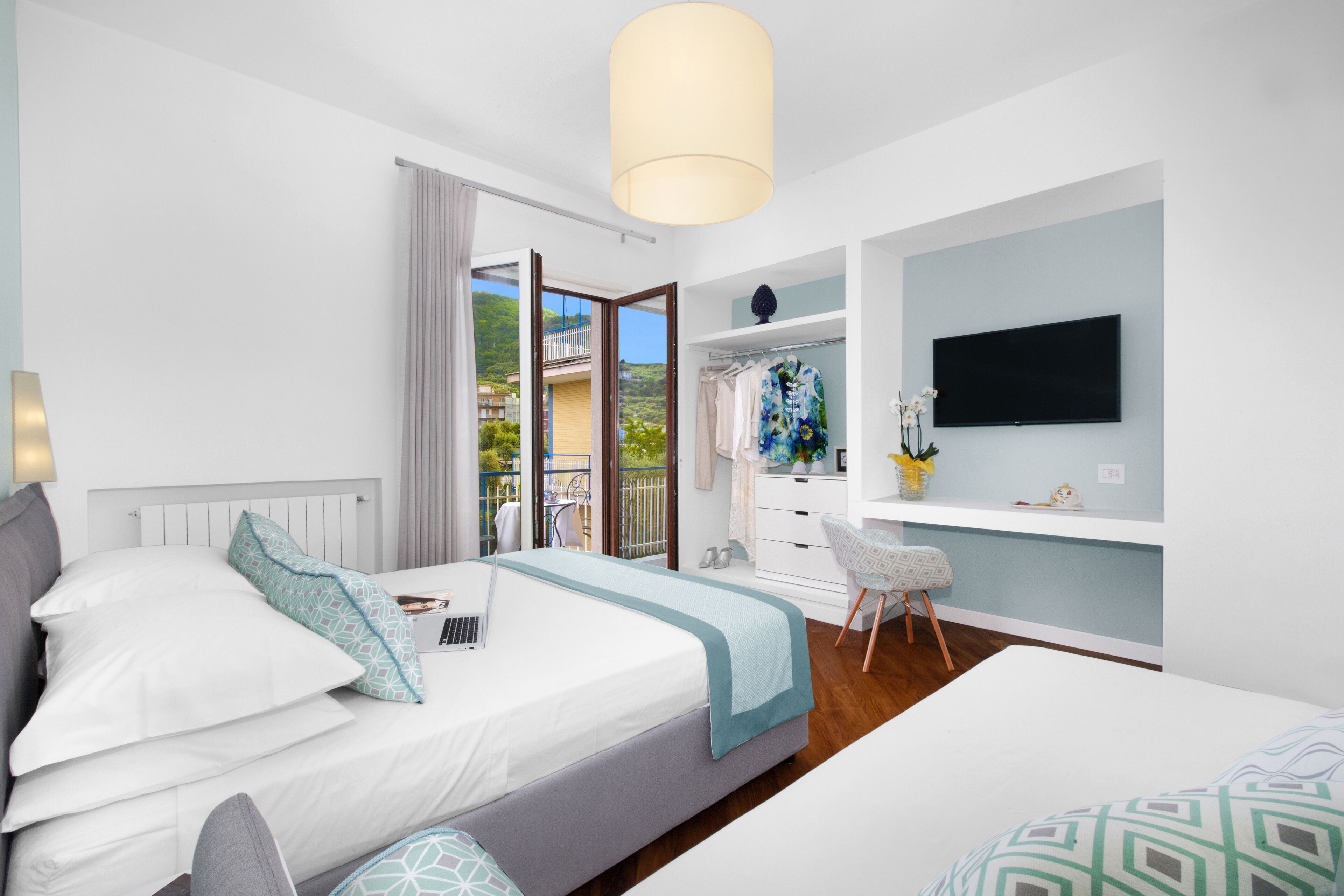 3 makuuhuonetta, tallelokero huoneessa, äänieristys, silitysrauta/-lauta