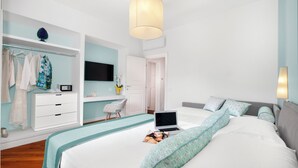 Ein modernes Schlafzimmer mit einem Bett, einem Schreibtisch und einem Kleiderschrank.