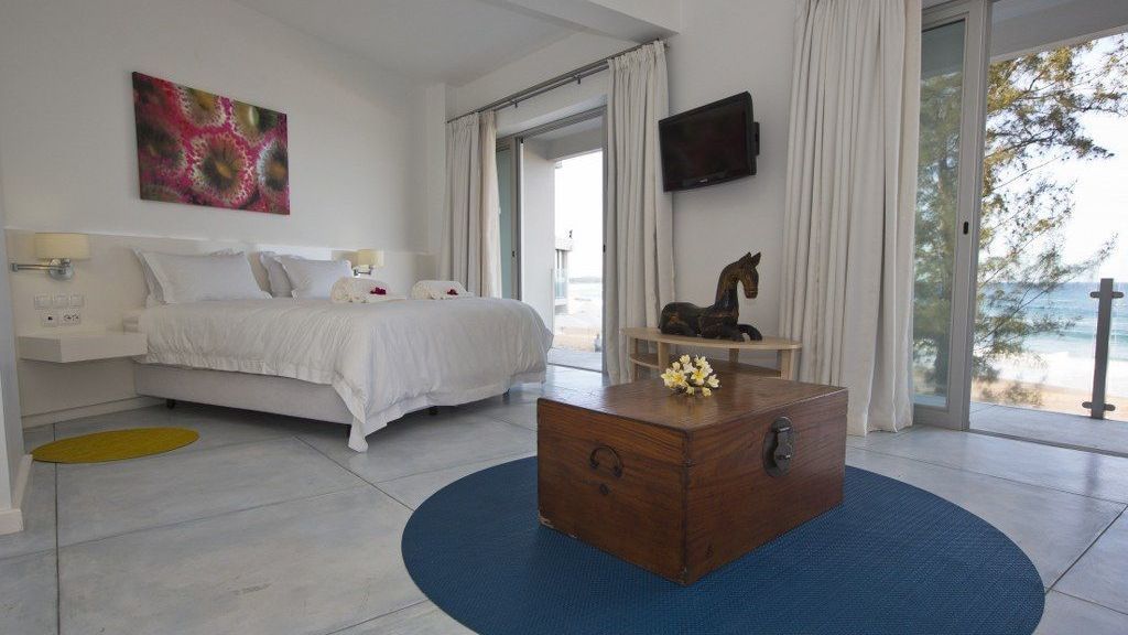 executive suite | blackout curtains, bed sheets