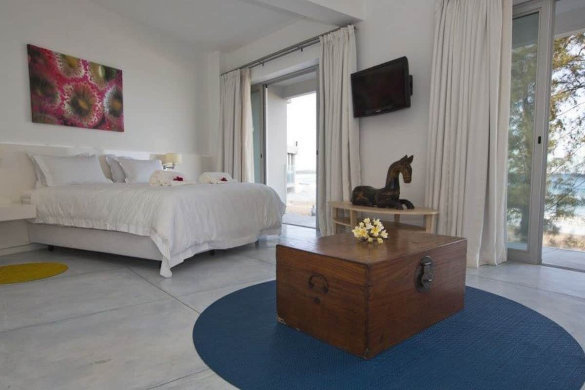 executive suite | blackout curtains, bed sheets