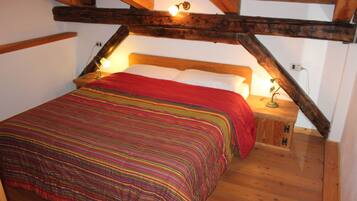 Apartment, 3 Bedrooms | 3 bedrooms, free WiFi, bed sheets