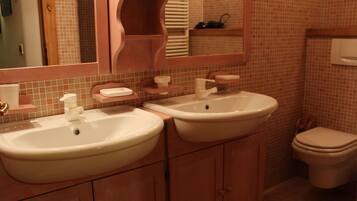 Apartment, 3 Bedrooms | Bathroom sink