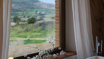 Deluxe-Apartment, 1 Schlafzimmer, Talblick, Annex (Suite) | Hochwertige Bettwaren, individuell dekoriert, individuell eingerichtet