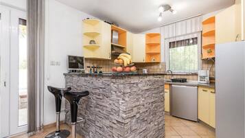 Geladeira, micro-ondas, cooktop, lava-louças