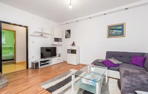 Una Smart TV, una chimenea, una mesa de tenis de mesa