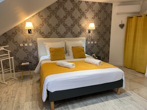 Deluxe Room | Premium bedding, memory foam beds, minibar, in-room safe - Manoir De Pierre Levée, The Originals Collection (Tournon-Saint-Martin)