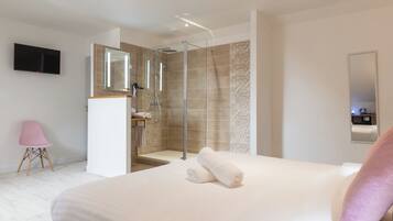 Deluxe Room | Bathroom | Free toiletries, hair dryer, towels, soap
