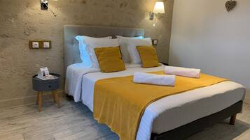 Deluxe kamer | Luxe beddengoed, bedden met traagschuimmatrassen, een minibar