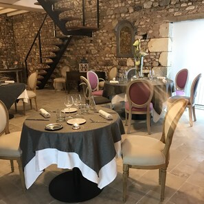 Frokost, lunsj og middag serveres, franske retter 