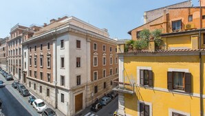 Une rangée d’immeubles à plusieurs étages, avec une rue devant.