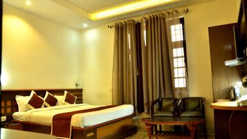 Executive Double Room | Individually decorated, individually furnished, blackout drapes