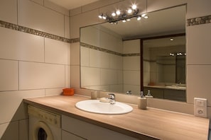 Douche, sĂšche-cheveux, serviettes fournies, papier toilette