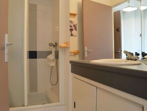 Bathroom - 2-Room Apartment with Pool and AC - Saint-Cyprien Beach (Saint-Cyprien)