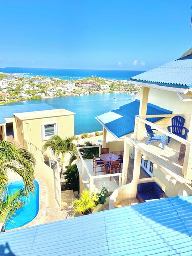 Vues fantastiques, espaces extérieurs, piscine privée, porte de sécurité 24/7. UNIQUE.