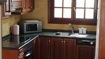 Geladeira, micro-ondas, fogão, lava-louças