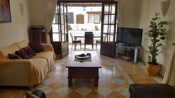 Smart TV, lettore DVD, libri, biblioteca musicale