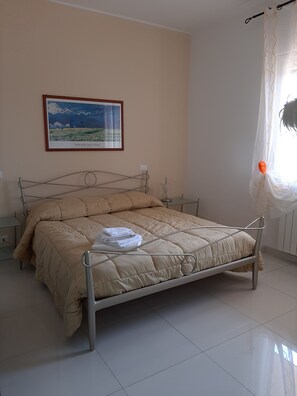 2 chambres, bureau, fer et planche à repasser, lit parapluie