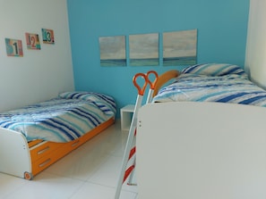 2 chambres, bureau, fer et planche Ă repasser, lit parapluie