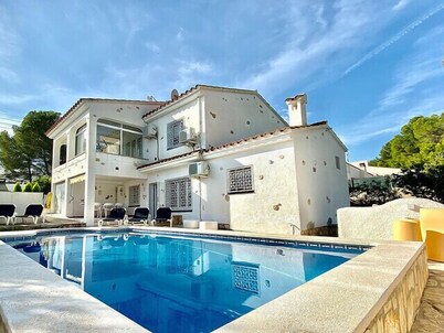 Espectacular villa a 3km de la playa, rodeada de espacios verdes