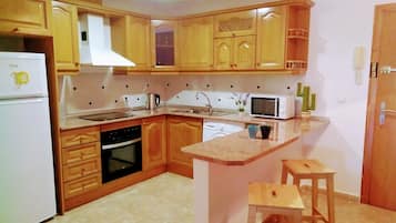 JÀÀkaappi, mikroaaltouuni, uuni, liesi