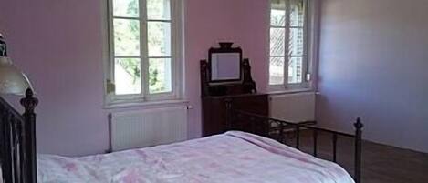 3 chambres, fer et planche à repasser, Wi-Fi, draps fournis