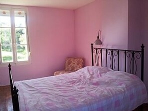 3 habitaciones, tabla de planchar con plancha, wifi y ropa de cama