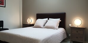 6 bedrooms, desk, iron/ironing board, travel cot