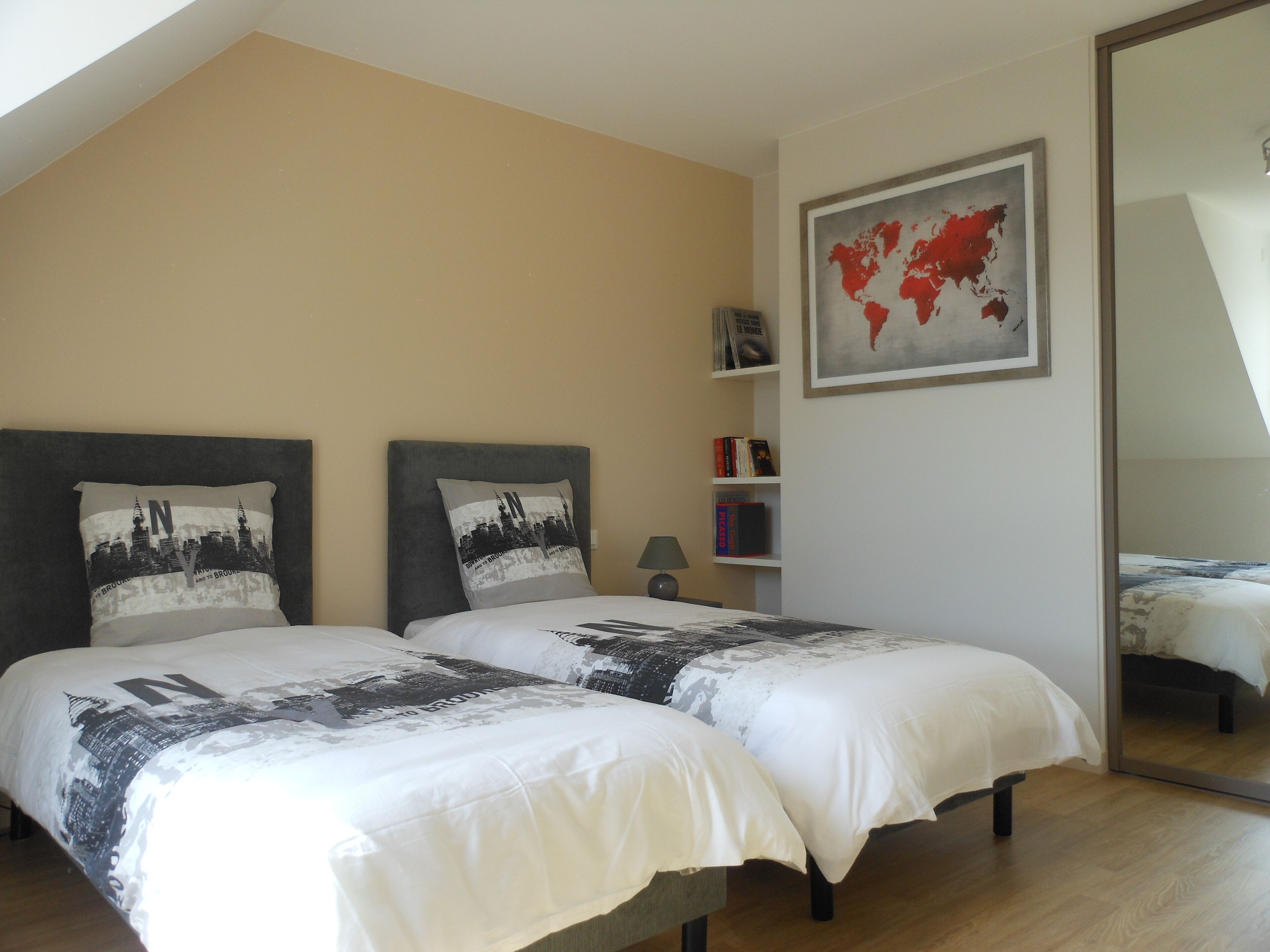 6 bedrooms, desk, iron/ironing board, travel crib