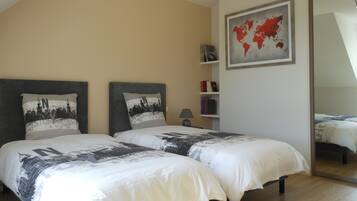 6 bedrooms, desk, iron/ironing board, travel crib