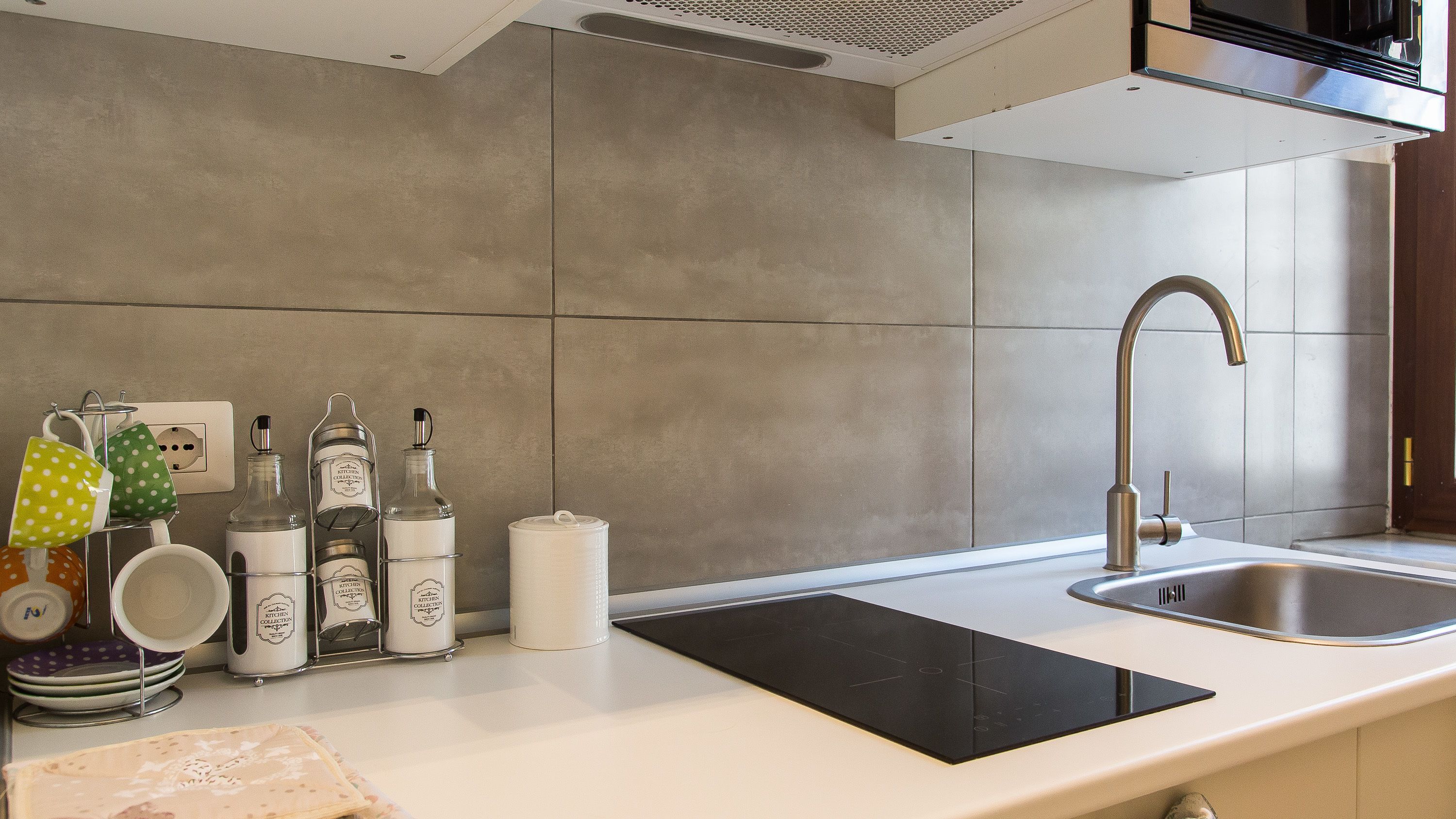 Microondas y utensilios de cocina 