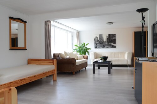 Large apartment, 2 min from Lake Constance, with balcony. Pet friendly.