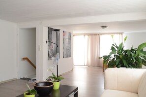 Interior - Large apartment, 2 min from Lake Constance, with balcony. Pet friendly. (Ermatingen)