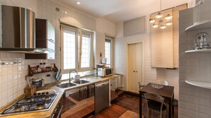 Appartement | Cuisine privée | Micro-ondes, four, plaque de cuisson