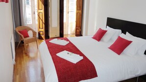 Iron/ironing board, cribs (free), WiFi (free), individually decorated - Wine Apartments (Porto)