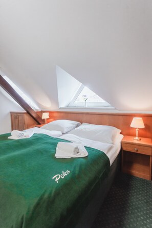 Apartamento, 2 quartos | Roupas de cama premium, edredons de pluma, cofres nos quartos