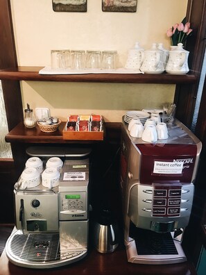 Sarapan prasmanan setiap hari (EUR 18 per orang)