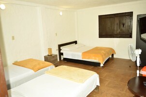 Family Room | Desk, wheelchair access