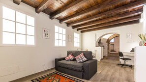 Apartment | Wohnbereich | 24-cm-Flachbildfernseher mit Digitalempfang, Fernseher