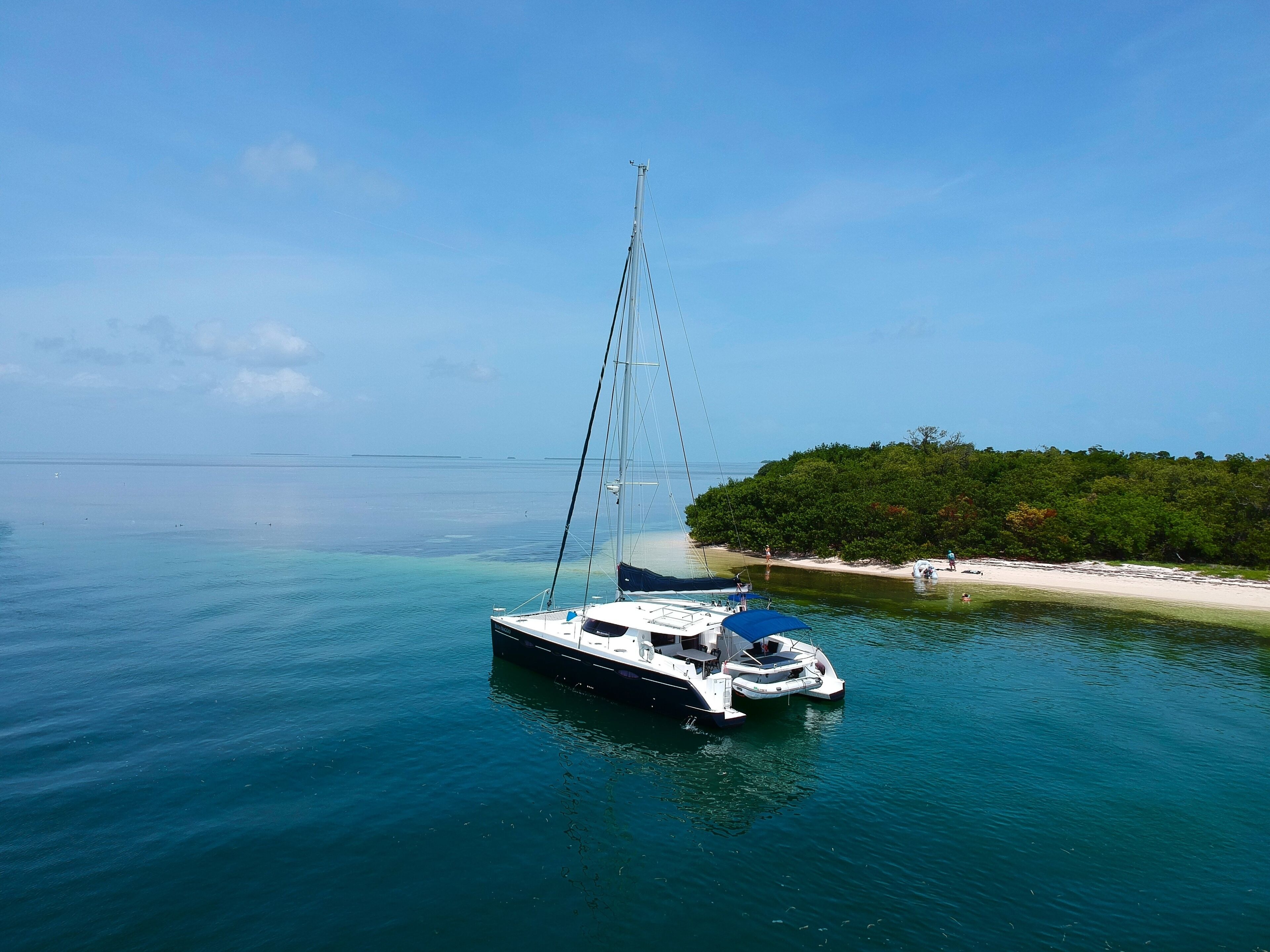 LAST MINUTE DISCOUNT! 48' Yacht located in a Beautiful Resort!