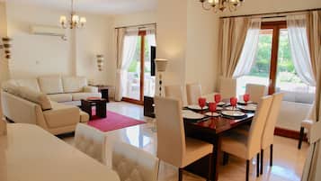 Villa, 3 habitaciones, piscina privada | Zona de estar | Una televisión de pantalla plana, una chimenea, un reproductor de DVD