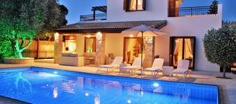 3 bedroom Villa Pera 12 with 10x5m private pool, within walking distance to resort village square, resort facilities, Aphrodite Hills