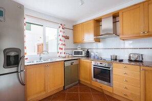 Køleskab, mikrobølgeovn, ovn, kogeplade